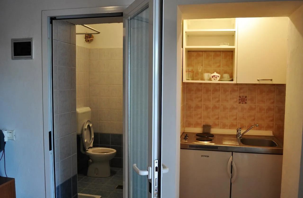 Tri Srca Apartments & Rooms Funtana Bed & Breakfast