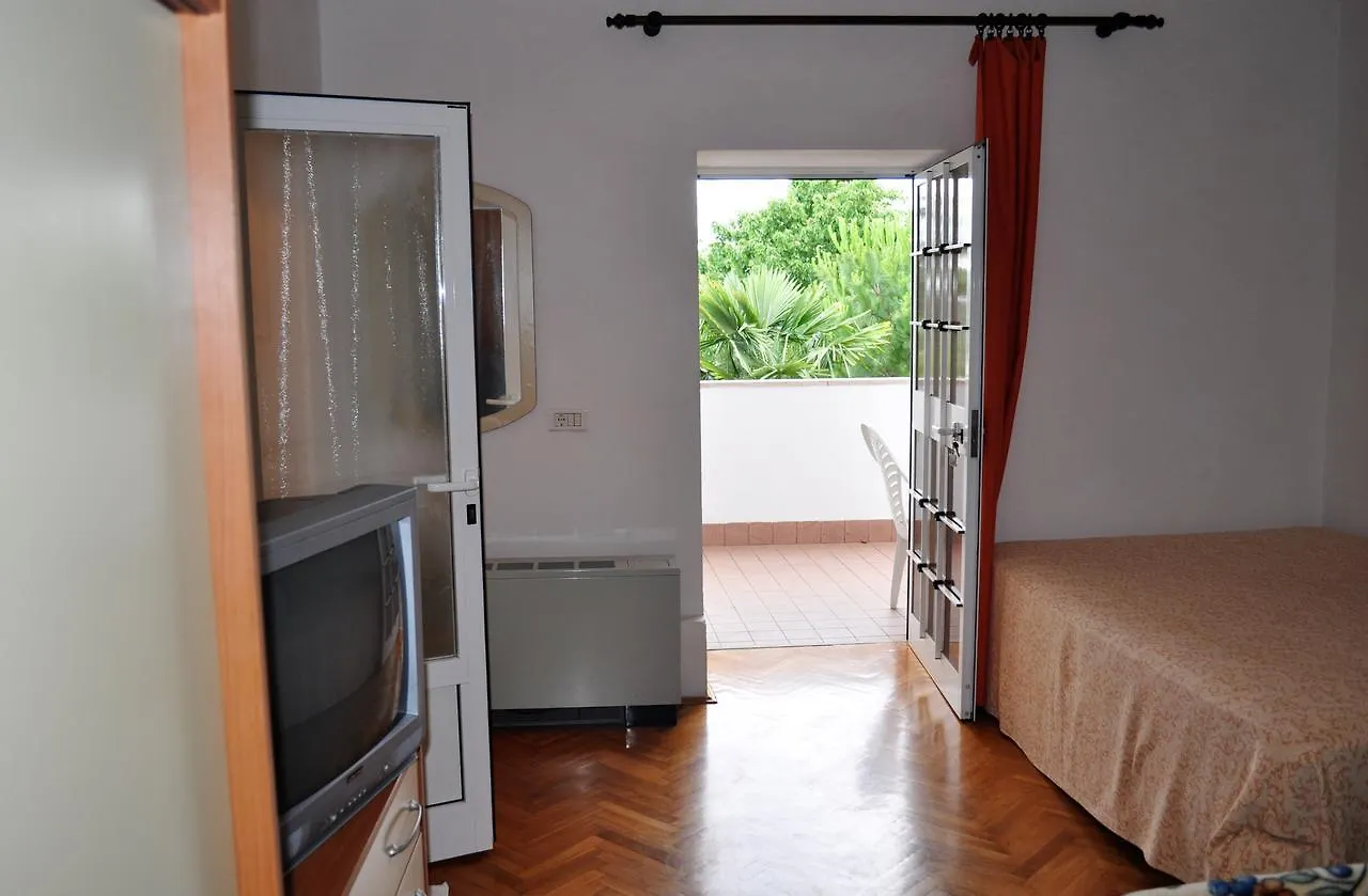 Bed & Breakfast Tri Srca Apartments & Rooms Funtana