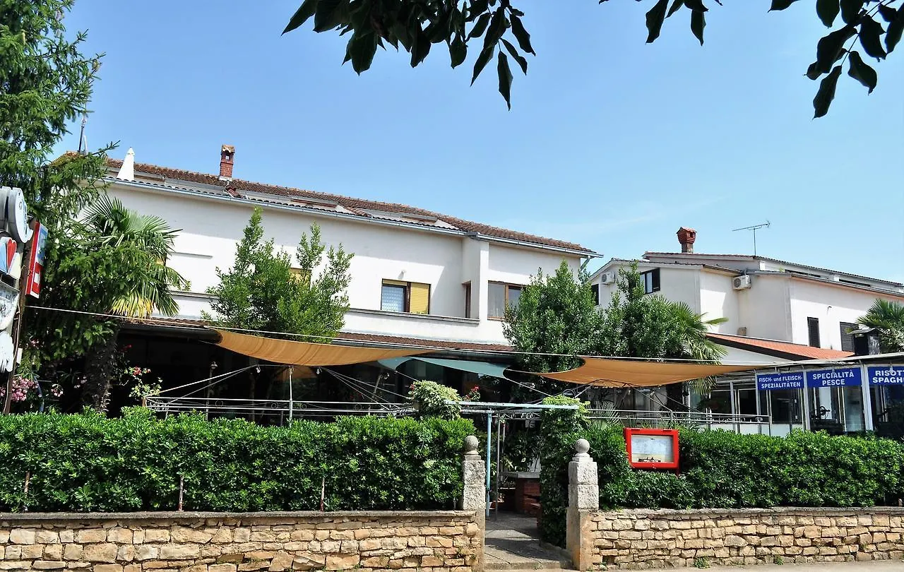 Tri Srca Apartments & Rooms Funtana 3*,  Chorvatsko