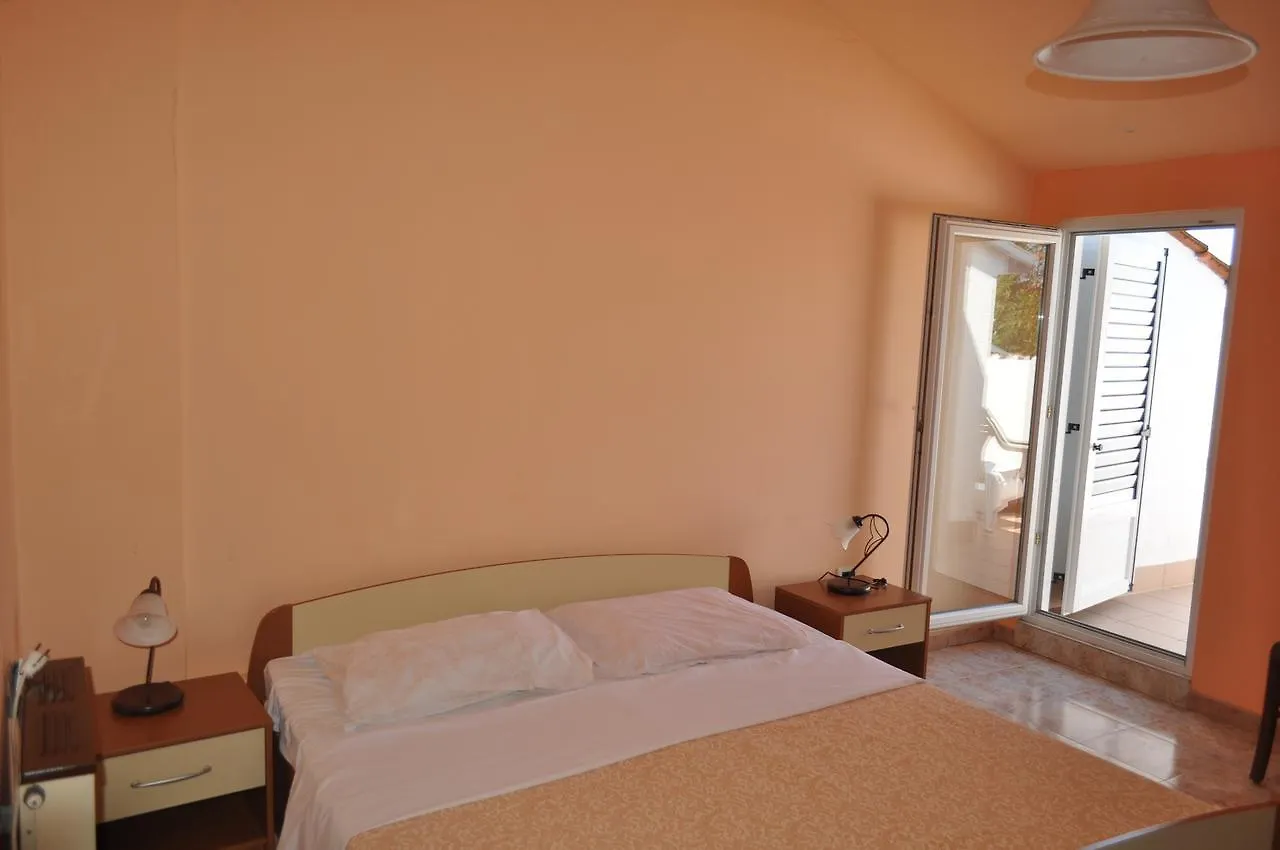 Bed & Breakfast Tri Srca Apartments & Rooms Funtana