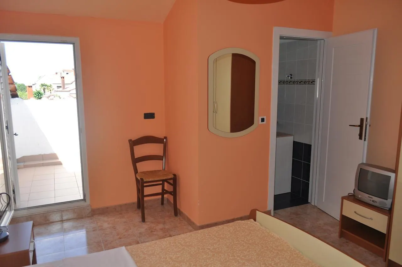 Tri Srca Apartments & Rooms Funtana Bed & Breakfast