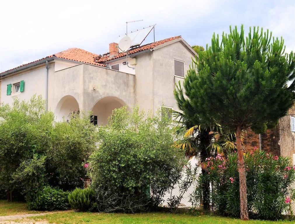 Tri Srca Apartments & Rooms Funtana Bed & Breakfast