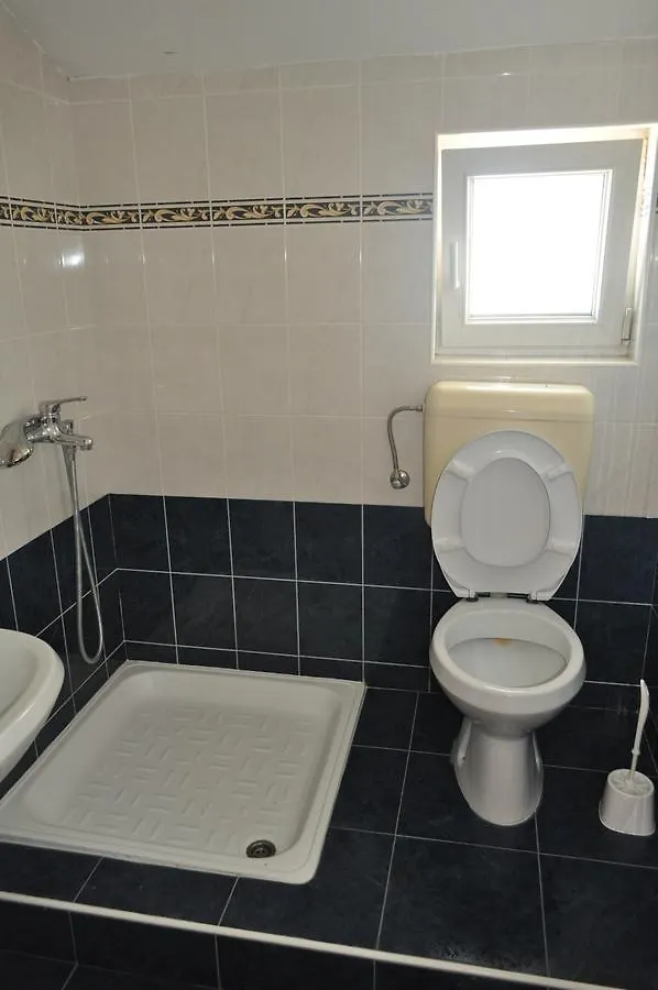 Tri Srca Apartments & Rooms Funtana Bed & Breakfast