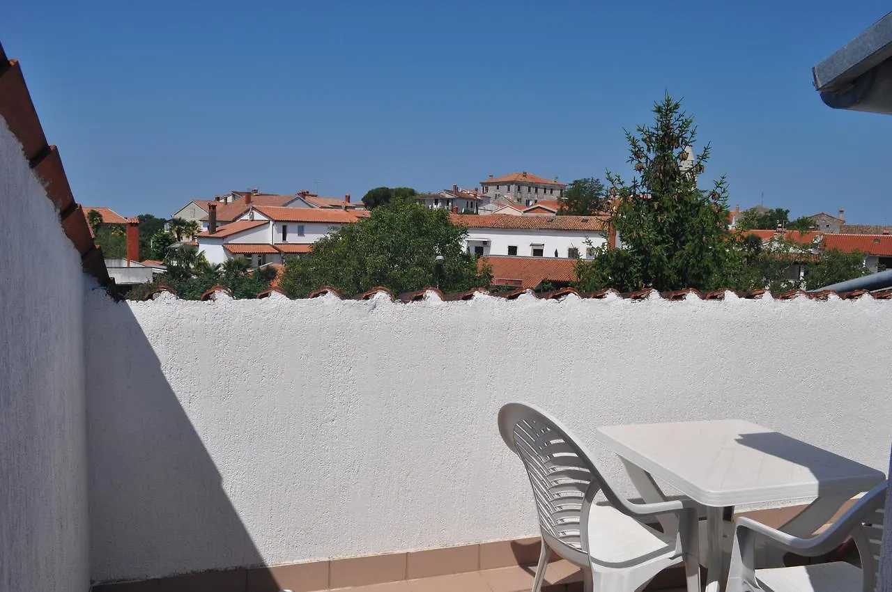 Tri Srca Apartments & Rooms Funtana Bed & Breakfast
