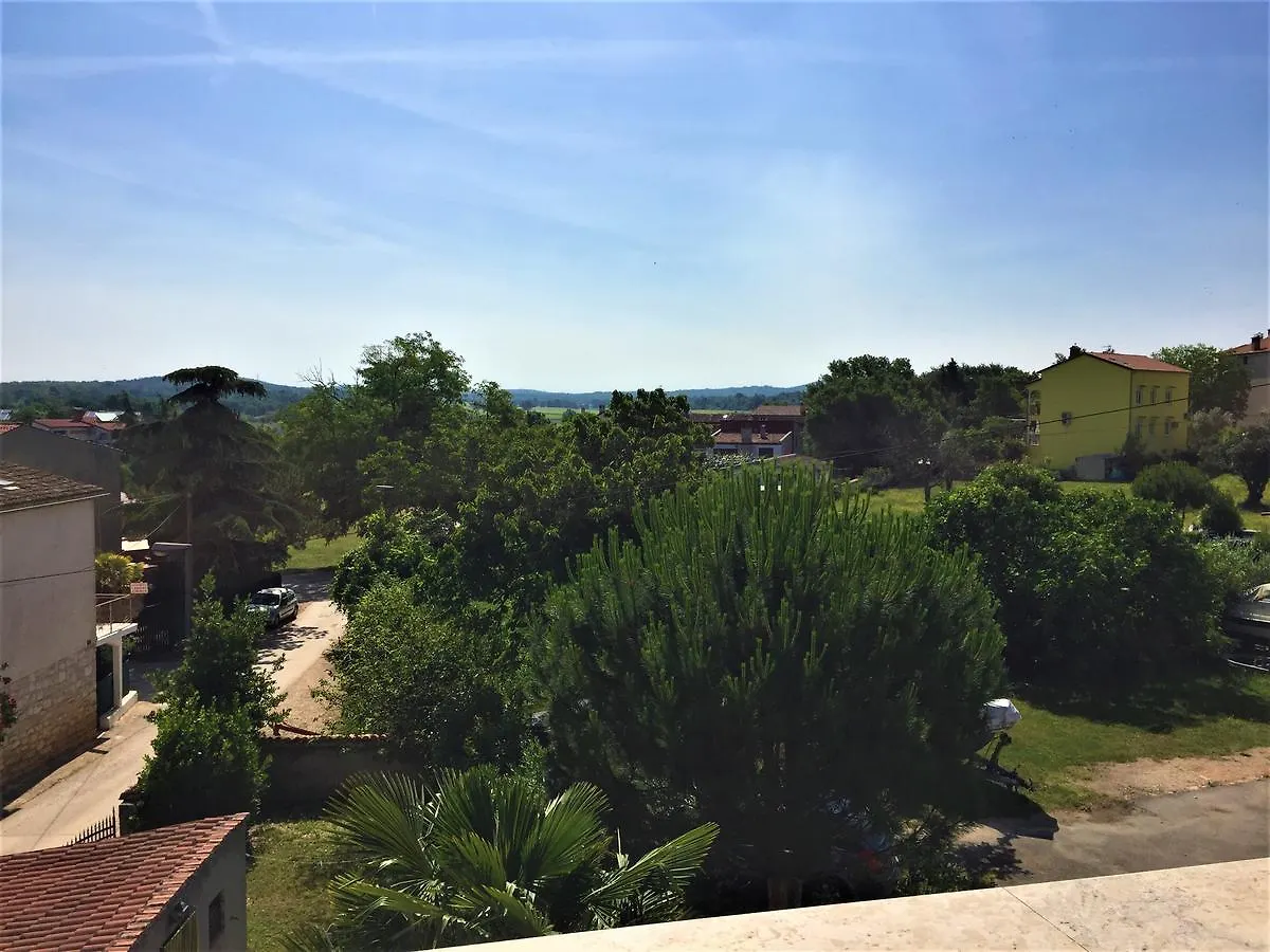 Tri Srca Apartments & Rooms Funtana Bed & Breakfast